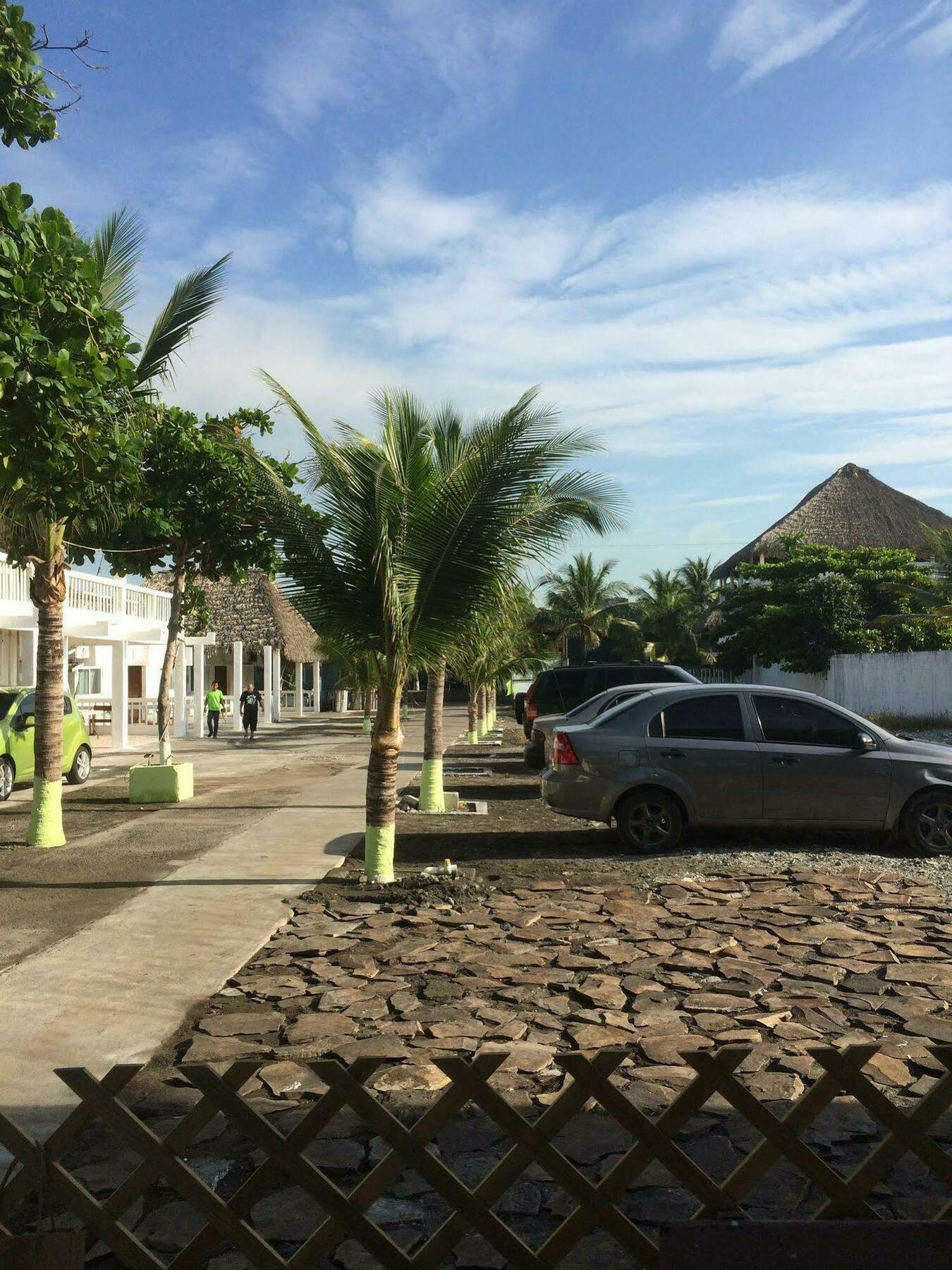 Tortugas Place Hotel Y Bungalos Monterrico Extérieur photo
